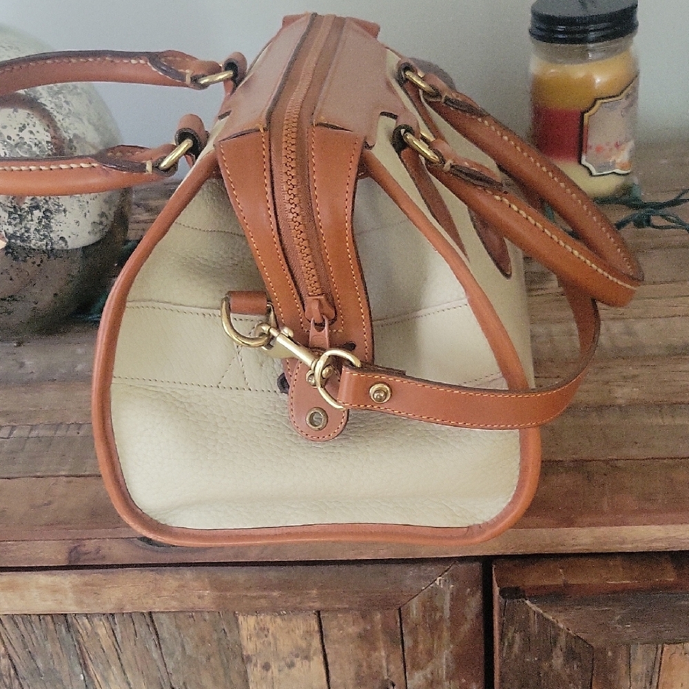 Dooney & Bourke-style Cream and Tan Leather Satchel Dr Bag - Picture 5 of 16